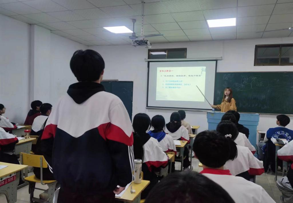 推行同课异构教研探讨 语文课堂生趣盎然