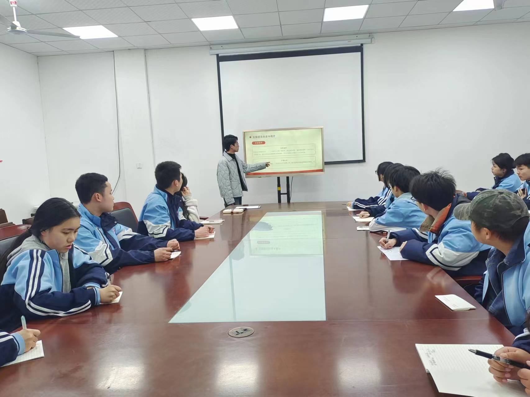 凝聚青春力量 共筑时代梦想：杭现举行团干